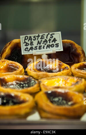 Vertikale Nahaufnahme von traditionellen Ei Torten für den Verkauf in Lissabon. Stockfoto