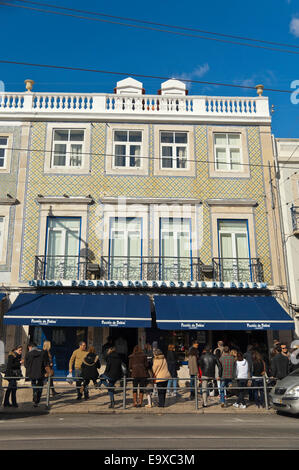 Vertikale Ansicht von Pastéis de Belém Ladenfront in Belem, Lissabon. Stockfoto