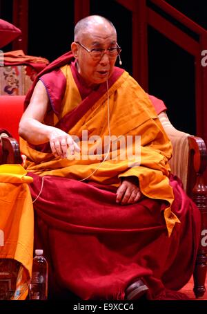 New York, NY, USA. 3. November 2014. Der Dalai Lama bei einem öffentlichen Auftritt für seine Heiligkeit der Dalai Lama von Tibet House uns, The Beacon Theatre, New York, NY 3. November 2014 gehostet. Bildnachweis: Derek Sturm/Everett Collection/Alamy Live-Nachrichten Stockfoto