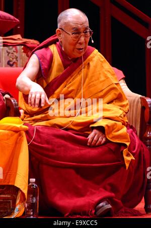 New York, NY, USA. 3. November 2014. Der Dalai Lama bei einem öffentlichen Auftritt für seine Heiligkeit der Dalai Lama von Tibet House uns, The Beacon Theatre, New York, NY 3. November 2014 gehostet. Bildnachweis: Derek Sturm/Everett Collection/Alamy Live-Nachrichten Stockfoto