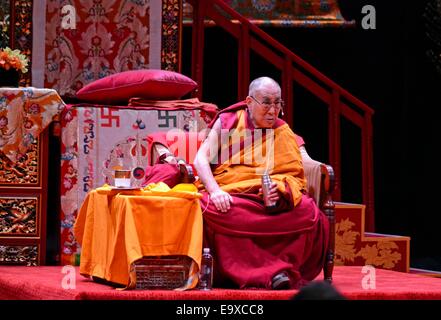 New York, NY, USA. 3. November 2014. Der Dalai Lama bei einem öffentlichen Auftritt für seine Heiligkeit der Dalai Lama von Tibet House uns, The Beacon Theatre, New York, NY 3. November 2014 gehostet. Bildnachweis: Derek Sturm/Everett Collection/Alamy Live-Nachrichten Stockfoto