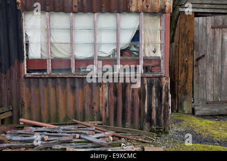 Alte Schuppen-Fenster von einem Industriegelände in den West Midlands UK Stockfoto