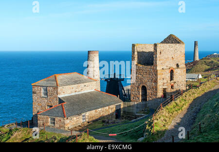 Restaurierte Gebäude an der alten Levant Tine Mine in der Nähe von Pendeen in Cornwall, Großbritannien Stockfoto