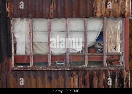 Alte Schuppen-Fenster von einem Industriegelände in den West Midlands UK Stockfoto