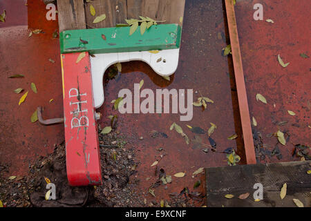 Kanal-Boot-Pinne oder Ruder im Wasser am Boden von einem alten Kanalboot Stockfoto
