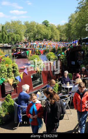 Die bunten Boote und Lastkähne des jährlichen Sommer Canal Kavalkade, in Klein-Venedig, West London, England, UK Stockfoto