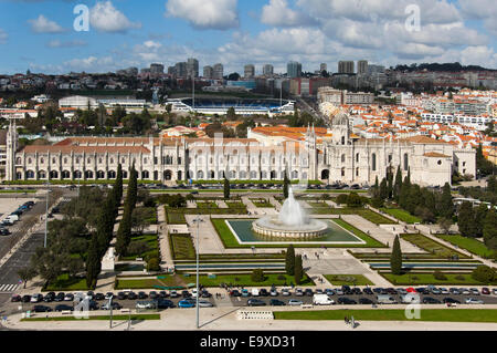 Horizontale Luftaufnahme des Hieronymus-Kloster und die umliegenden Gärten in Belem Belém-Lissabon Stockfoto