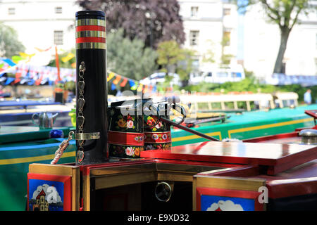 Die bunten Boote und Lastkähne des jährlichen Sommer Canal Kavalkade, in Klein-Venedig, West London, England, UK Stockfoto