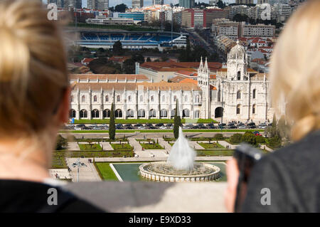 Horizontale Ansicht von Touristen genießen die Luftaufnahme von Jeronimos Kloster in Belem, Lissabon. Stockfoto