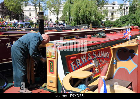 Die bunten Boote und Lastkähne des jährlichen Sommer Canal Kavalkade, in Klein-Venedig, West London, England, UK Stockfoto