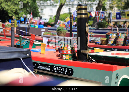Die bunten Boote und Lastkähne des jährlichen Sommer Canal Kavalkade, in Klein-Venedig, West London, England, UK Stockfoto