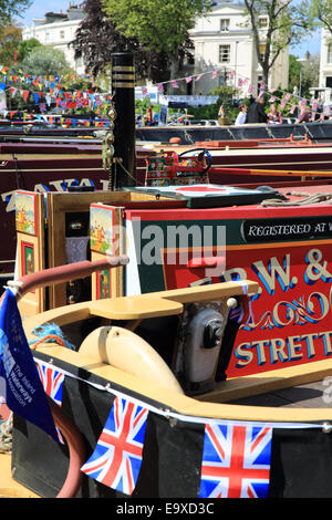 Die bunten Boote und Lastkähne des jährlichen Sommer Canal Kavalkade, in Klein-Venedig, West London, England, UK Stockfoto