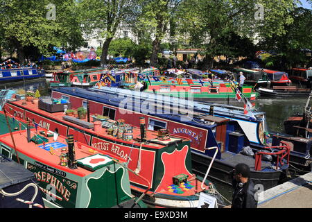 Die bunten Boote und Lastkähne des jährlichen Sommer Canal Kavalkade, in Klein-Venedig, West London, England, UK Stockfoto