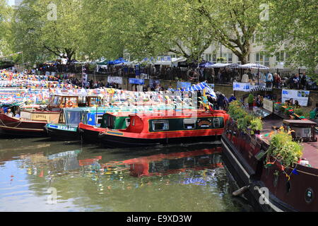 Die bunten Boote und Lastkähne des jährlichen Sommer Canal Kavalkade, in Klein-Venedig, West London, England, UK Stockfoto