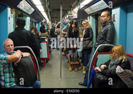 Horizontale Sicht auf das Innere eines Wagens mit der Metro in Lissabon. Stockfoto