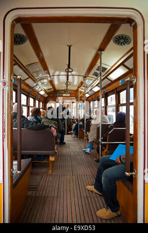 Vertikale Ansicht von der Innenseite der traditionellen alten gelben Straßenbahn in Lissabon. Stockfoto