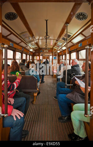 Vertikale Ansicht von der Innenseite der traditionellen alten gelben Straßenbahn in Lissabon. Stockfoto