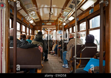 Horizontale Ansicht aus dem Inneren des traditionellen alten gelben Straßenbahn in Lissabon. Stockfoto