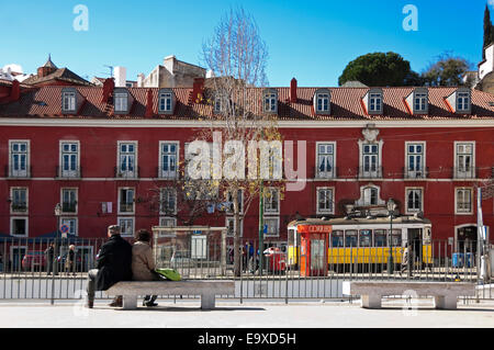 Horizontale Streetview mit der klassischen gelben Straßenbahn in Lissabon. Stockfoto