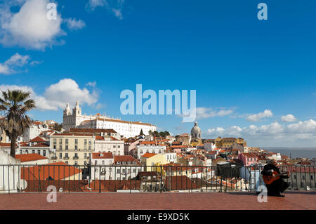 Horizontale Stadtbild von Alfama in Lissabon. Stockfoto