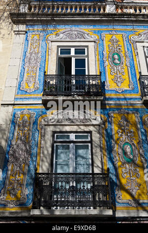 Vertikale Nahaufnahme der dekorativen Fliesen für ein Haus in Lissabon. Stockfoto