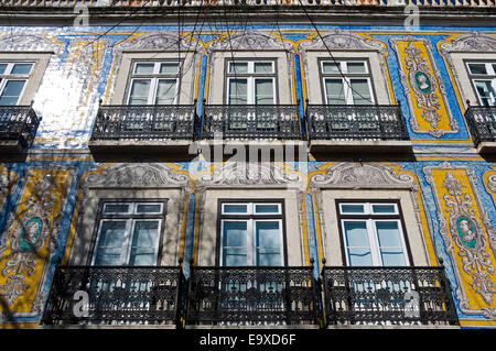 Horizontale Nahaufnahme der dekorativen Fliesen für ein Haus in Lissabon. Stockfoto