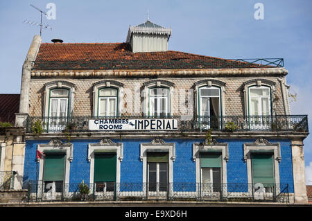 Horizontale Ansicht eines gekachelten Hauses in Lissabon. Stockfoto