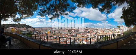 Horizontale Panoramablick (3 Bild Heftung) Blick auf Lissabon. Stockfoto