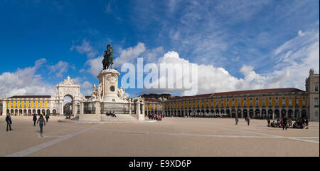 Horizontale Panoramablick (2 Bild Heftung) Commerce-Platz in Lissabon. Stockfoto