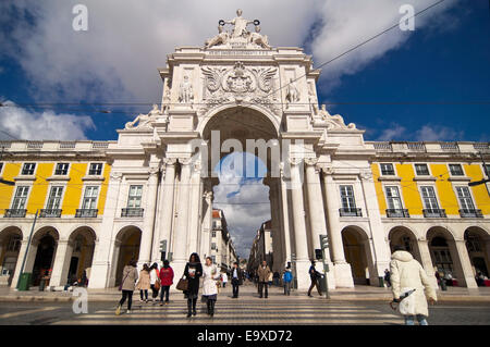 Horizontale Ansicht der Rua Augusta Bogen in Commerce Platz in Lissabon. Stockfoto