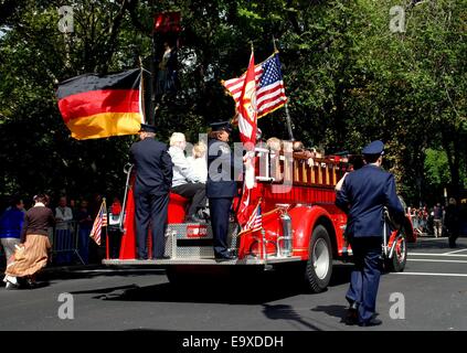 NYC: New York City Feuerwehr mit einem Feuerwehrauto, deutsche und amerikanische Flagge bei der jährlichen Von Steuben Day Parade Stockfoto