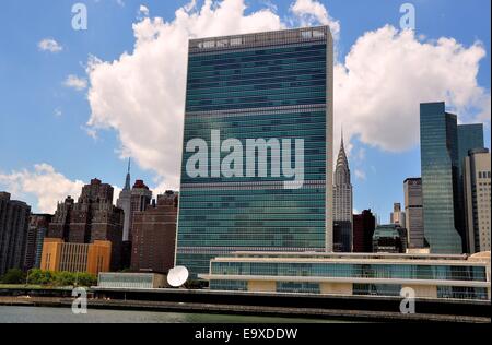 NYC: Das Gebäude der Vereinten Nationen-Sekreteriat (Mitte) und General Assembly Hall vom East River gesehen * Stockfoto