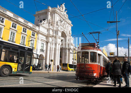 Horizontale Straßenbild der Rua Augusta Bogen in Commerce Platz in Lissabon. Stockfoto