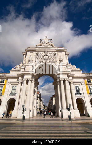 Vertikale Ansicht der Rua Augusta Bogen in Commerce Platz in Lissabon. Stockfoto