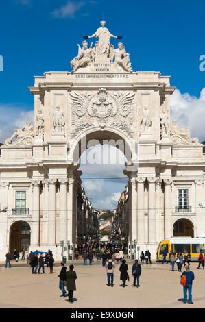 Vertikale Ansicht der Rua Augusta Bogen in Commerce Platz in Lissabon. Stockfoto