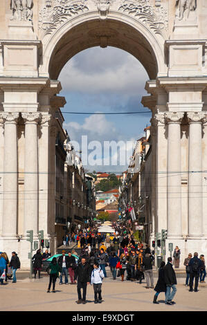 Vertikale Ansicht durch Rua Augusta Bogen auf Commerce-Platz in Lissabon. Stockfoto