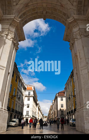 Vertikale Ansicht durch Rua Augusta Bogen auf Commerce-Platz in Lissabon. Stockfoto