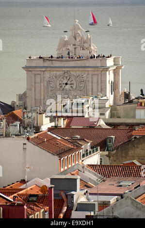 Vertikale Luftaufnahme der Rua Augusta Arch in Lissabon. Stockfoto