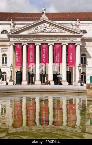 Horizontale Außenansicht des Teatro Nacional D. Maria II in Lissabon. Stockfoto