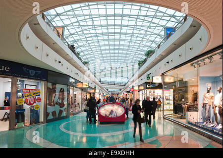 Horizontale Ansicht des Vasco Da Gama Shopping Center in Lissabon. Stockfoto