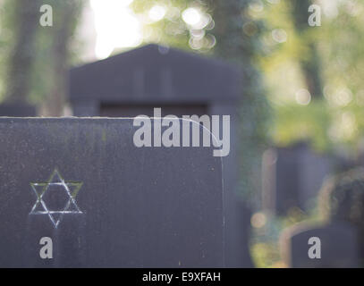 Der Davidstern auf einen alten Grabstein. Stockfoto