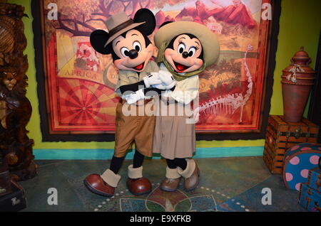 Mickey und Minnie Maus küssen im Tierreich, Walt Disney World, Orlando, Florida. Stockfoto