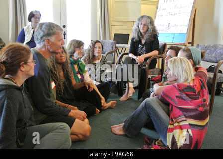 Erwachsenen in Gruppentherapie Konstellation Werkstatt interagieren mit anderen am Esalen Institute in Big Sur, Kalifornien Stockfoto