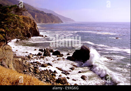 Ansicht der Big Sur Küste von Esalen Institue lookout Stockfoto