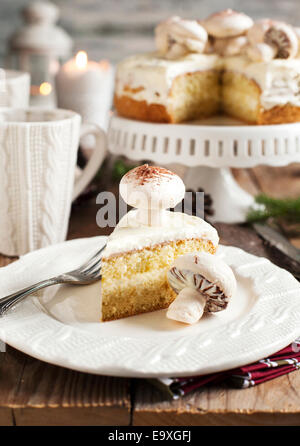 Vanille-Kuchen mit Baiser Pilzen dekoriert Stockfoto