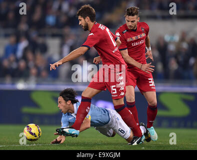 Roma, Italien. 3. November 2014. Stefano Mauri (L) von Lazio wetteifert mit Luca Rossettini von Cagliari während ihrer Serie A Fußballspiel in Roma, Italien, am 3. November 2014. Lazio Rom gewann 4-2. © Alberto Lingria/Xinhua/Alamy Live-Nachrichten Stockfoto