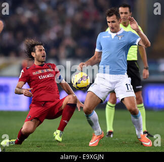 Roma, Italien. 3. November 2014. Miroslav Klose (R) von Lazio wetteifert mit Daniele Conti von Cagliari während ihrer Serie A Fußballspiel in Roma, Italien, am 3. November 2014. Lazio Rom gewann 4-2. © Alberto Lingria/Xinhua/Alamy Live-Nachrichten Stockfoto