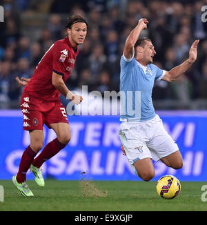 Roma, Italien. 3. November 2014. Miroslav Klose (R) von Lazio wetteifert mit Albin Ekdal von Cagliari während ihrer Serie A Fußballspiel in Roma, Italien, am 3. November 2014. Lazio Rom gewann 4-2. © Alberto Lingria/Xinhua/Alamy Live-Nachrichten Stockfoto