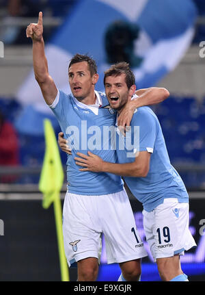 Roma, Italien. 3. November 2014. Miroslav Klose (L) von Lazio feiert für sein Ziel mit seinem Teamkollegen Senad Lulic während ihrer Serie A-Fußballspiel gegen Cagliari in Roma, Italien, am 3. November 2014. Lazio Rom gewann 4-2. © Alberto Lingria/Xinhua/Alamy Live-Nachrichten Stockfoto