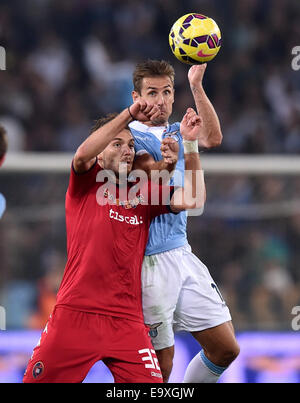 Roma, Italien. 3. November 2014. Miroslav Klose (R) von Lazio wetteifert mit Luca Ceppitelli von Cagliari während ihrer Serie A Fußballspiel in Roma, Italien, am 3. November 2014. Lazio Rom gewann 4-2. © Alberto Lingria/Xinhua/Alamy Live-Nachrichten Stockfoto